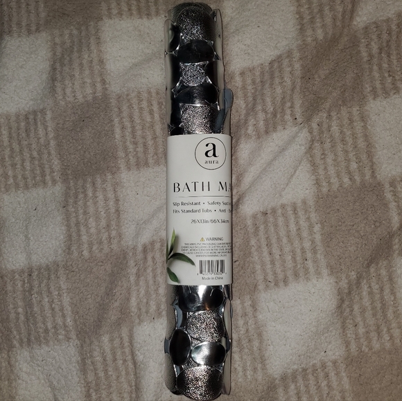 5 for $20 | NWT Aura Rounded Metallic Silver Non-Slip Bath Mat - Picture 3 of 7